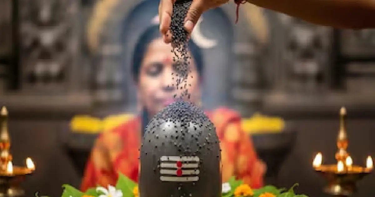 শ্রাবণ সোমবারে শিবপুজোর অলৌকিক মহিমা: শিবলিঙ্গে কালো তিল নিবেদনে কাটে মারাত্মক গ্রহদোষ